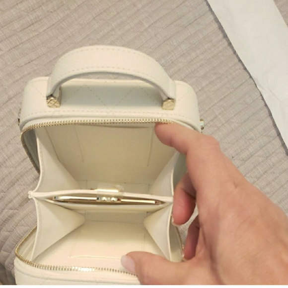 Chanel crossbody vertical vanity bag - Picture 3 of 5